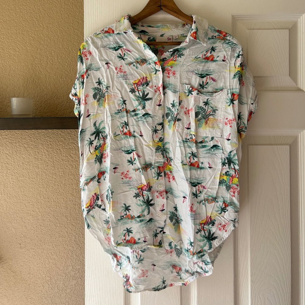 White  Hawaiian shirt with a island boat pattern